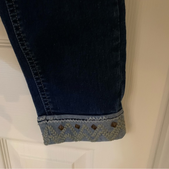 Hydraulic embroidered with rivet crop jeans - Picture 3 of 5